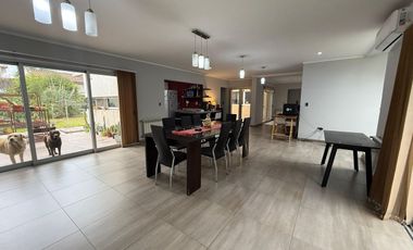 ALQUILER / CASA/ TODOS LOS SERVICIOS Y PILETA