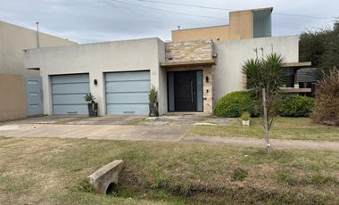 ALQUILER / CASA/ TODOS LOS SERVICIOS Y PILETA