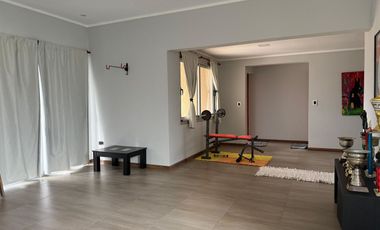 ALQUILER / CASA/ TODOS LOS SERVICIOS Y PILETA