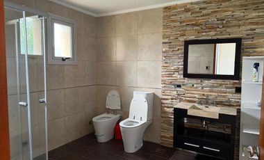 ALQUILER / CASA/ TODOS LOS SERVICIOS Y PILETA