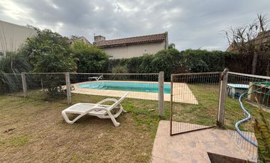 ALQUILER / CASA/ TODOS LOS SERVICIOS Y PILETA