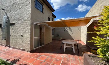 VENTA CASA 3 AMB. - JARDIN Y COCHERA - BELLA VISTA