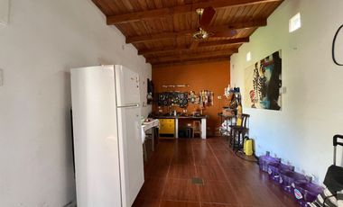 VENTA CASA 3 AMB. - JARDIN Y COCHERA - BELLA VISTA