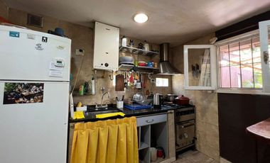 VENTA CASA 3 AMB. - JARDIN Y COCHERA - BELLA VISTA