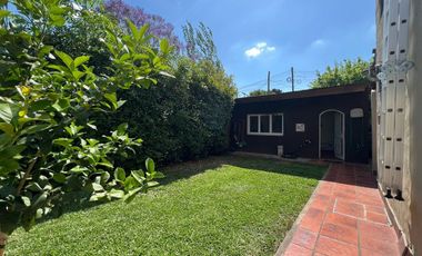 VENTA CASA 3 AMB. - JARDIN Y COCHERA - BELLA VISTA