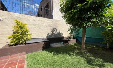 VENTA CASA 3 AMB. - JARDIN Y COCHERA - BELLA VISTA