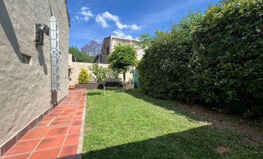 VENTA CASA 3 AMB. - JARDIN Y COCHERA - BELLA VISTA
