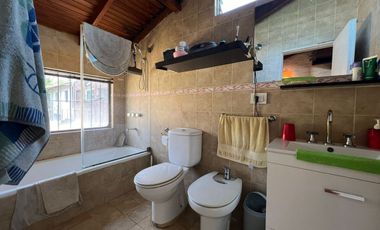 VENTA CASA 3 AMB. - JARDIN Y COCHERA - BELLA VISTA