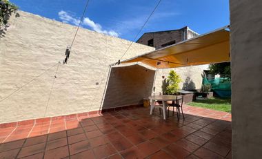 VENTA CASA 3 AMB. - JARDIN Y COCHERA - BELLA VISTA