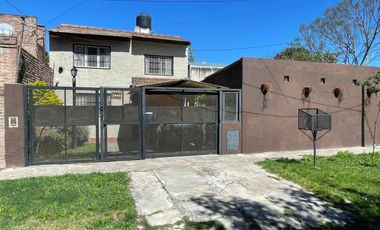 VENTA CASA 3 AMB. - JARDIN Y COCHERA - BELLA VISTA