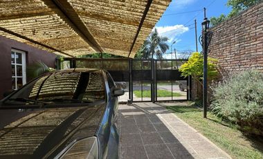 VENTA CASA 3 AMB. - JARDIN Y COCHERA - BELLA VISTA