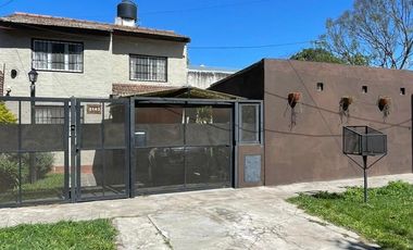 VENTA CASA 3 AMB. - JARDIN Y COCHERA - BELLA VISTA