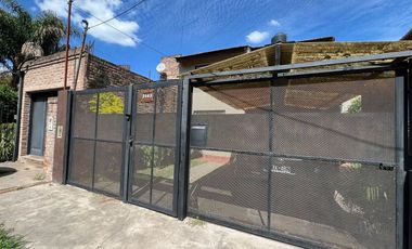 VENTA CASA 3 AMB. - JARDIN Y COCHERA - BELLA VISTA