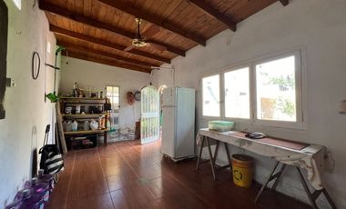 VENTA CASA 3 AMB. - JARDIN Y COCHERA - BELLA VISTA