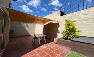 VENTA CASA 3 AMB. - JARDIN Y COCHERA - BELLA VISTA