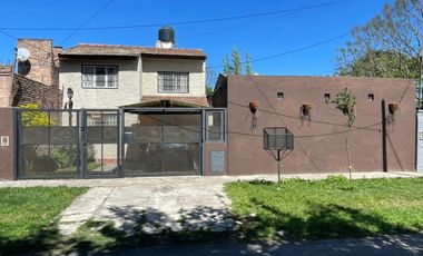 VENTA CASA 3 AMB. - JARDIN Y COCHERA - BELLA VISTA
