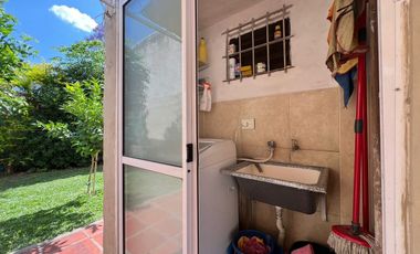 VENTA CASA 3 AMB. - JARDIN Y COCHERA - BELLA VISTA