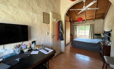 VENTA CASA 3 AMB. - JARDIN Y COCHERA - BELLA VISTA