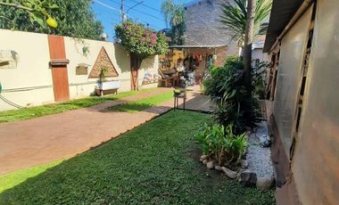 Venta Casa 4 Amb en Esquina con Quincho y Jardín