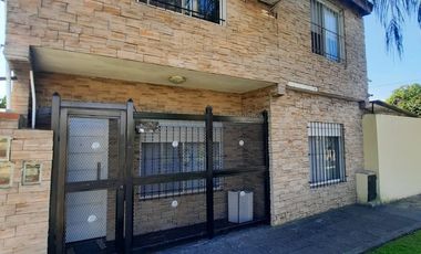 Venta Casa 4 Amb en Esquina con Quincho y Jardín