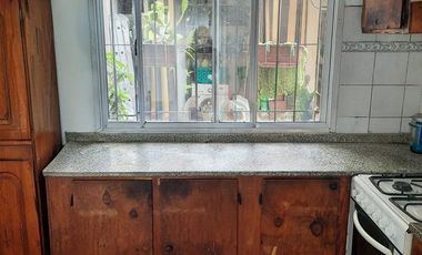 Venta Casa 4 Amb en Esquina con Quincho y Jardín