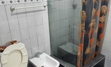 Venta Casa 4 Amb en Esquina con Quincho y Jardín