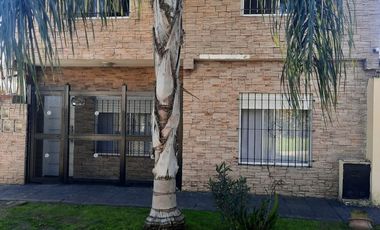 Venta Casa 4 Amb en Esquina con Quincho y Jardín