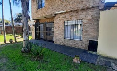Venta Casa 4 Amb en Esquina con Quincho y Jardín