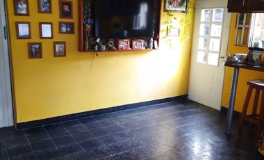 Venta Casa 4 Amb en Esquina con Quincho y Jardín