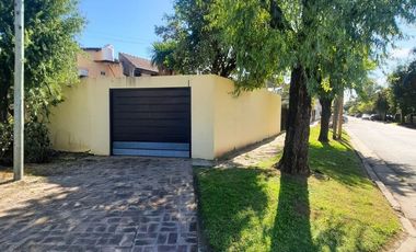 Venta Casa 4 Amb en Esquina con Quincho y Jardín