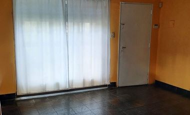 Venta Casa 4 Amb en Esquina con Quincho y Jardín