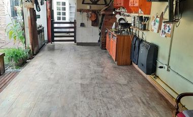 Venta Casa 4 Amb en Esquina con Quincho y Jardín