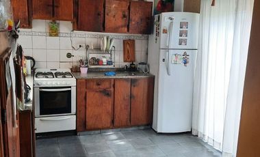Venta Casa 4 Amb en Esquina con Quincho y Jardín