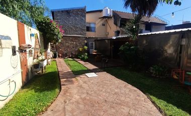 Venta Casa 4 Amb en Esquina con Quincho y Jardín