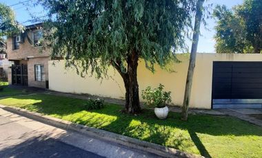 Venta Casa 4 Amb en Esquina con Quincho y Jardín