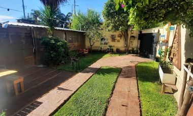 Venta Casa 4 Amb en Esquina con Quincho y Jardín