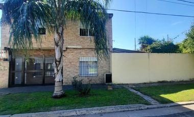 Venta Casa 4 Amb en Esquina con Quincho y Jardín