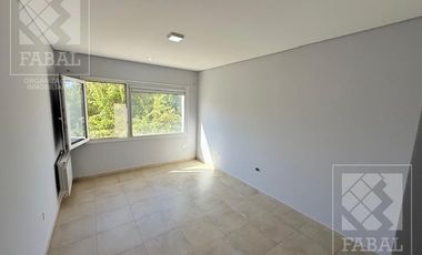 Casa alquiler Jardines del Rey, 3 dormitorios, 3 baños, cochera, quincho y jardín