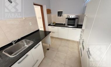 Casa alquiler Jardines del Rey, 3 dormitorios, 3 baños, cochera, quincho y jardín
