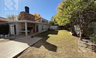 Casa alquiler Jardines del Rey, 3 dormitorios, 3 baños, cochera, quincho y jardín