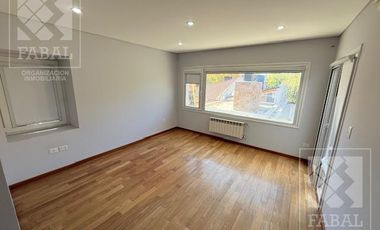 Casa alquiler Jardines del Rey, 3 dormitorios, 3 baños, cochera, quincho y jardín