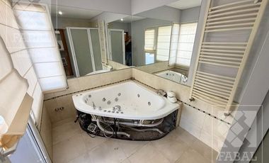 Casa alquiler Jardines del Rey, 3 dormitorios, 3 baños, cochera, quincho y jardín