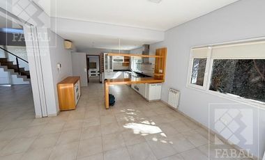 Casa alquiler Jardines del Rey, 3 dormitorios, 3 baños, cochera, quincho y jardín