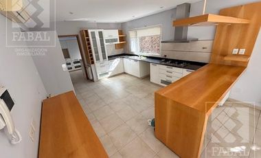 Casa alquiler Jardines del Rey, 3 dormitorios, 3 baños, cochera, quincho y jardín