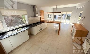 Casa alquiler Jardines del Rey, 3 dormitorios, 3 baños, cochera, quincho y jardín