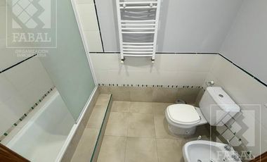 Casa alquiler Jardines del Rey, 3 dormitorios, 3 baños, cochera, quincho y jardín