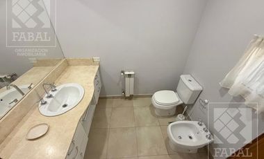 Casa alquiler Jardines del Rey, 3 dormitorios, 3 baños, cochera, quincho y jardín