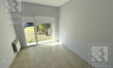 Casa alquiler Jardines del Rey, 3 dormitorios, 3 baños, cochera, quincho y jardín