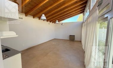 Casa alquiler Jardines del Rey, 3 dormitorios, 3 baños, cochera, quincho y jardín