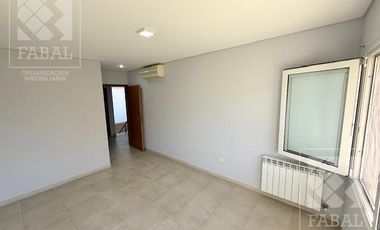 Casa alquiler Jardines del Rey, 3 dormitorios, 3 baños, cochera, quincho y jardín